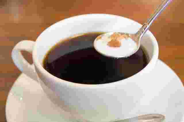 コーヒーに砂糖をスプーン1杯入れている画像