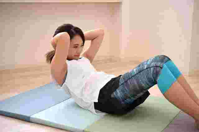 ダイエットのため腹筋を鍛える女性