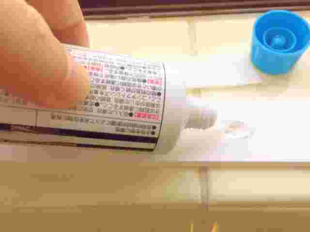 接着剤を持った手