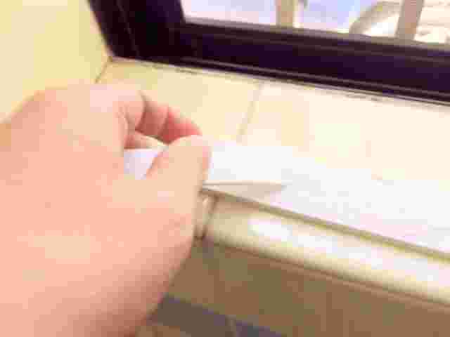 取り方が難しい瞬間接着剤をつけているところ