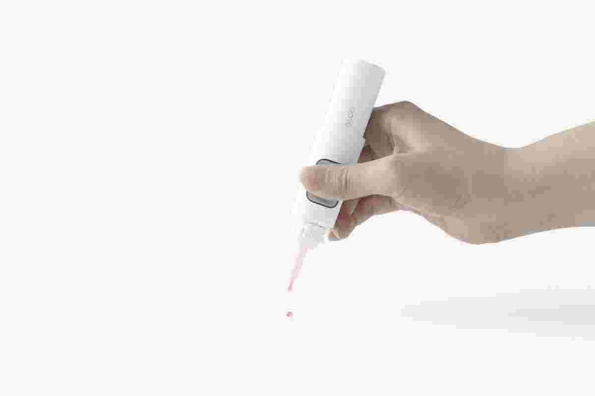 瞬間接着剤を手で持っている様子