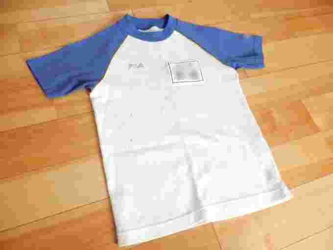 白い体操服に小さな墨汁のしみがいくつか付いている