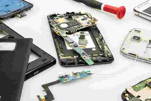 スマホを修理している様子
