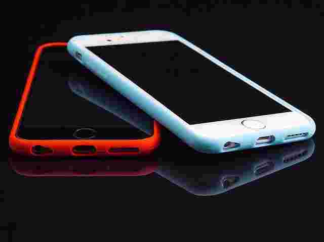2台のスマホが重なってイヤホンジャックが手前に向いている