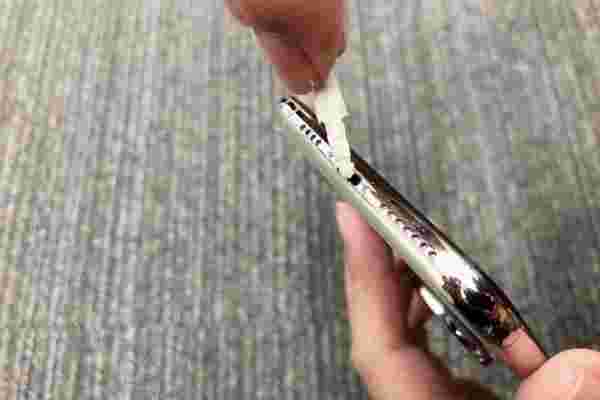 スマホのイヤホンジャック部分をティッシュで掃除している様子