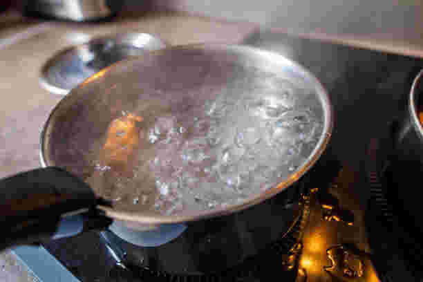 ゴキブリにかけるために用意した熱湯