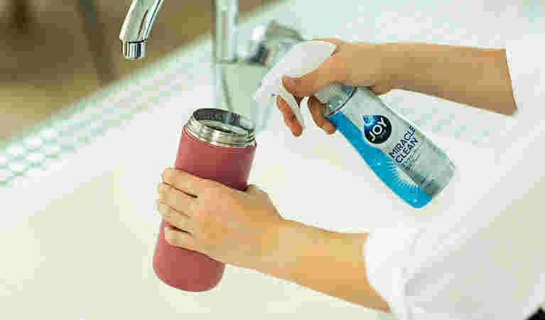 水筒を洗おうと中に洗剤を吹きかけている様子
