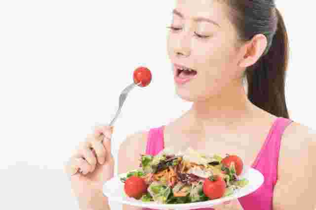 ダイエットを意識した食事をしている女性の画像