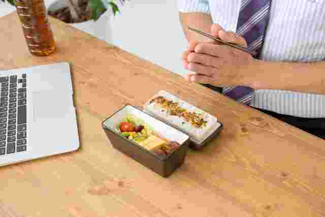 ダイエットを意識したお弁当を食べようとする男性の画像