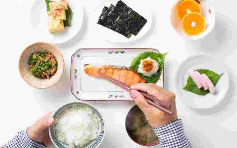 しゃけや納豆など栄養バランスの取れた食事