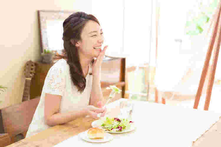 12時間ダイエット中に食事をしている女性