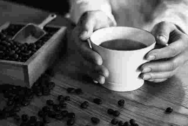 コーヒーを持っている手