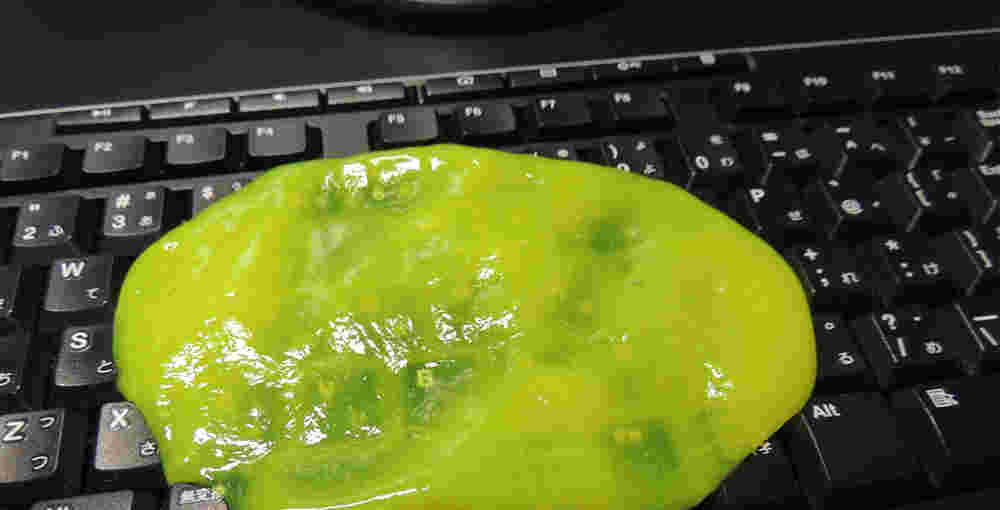 キーボードの上に乗っている黄色いスライム