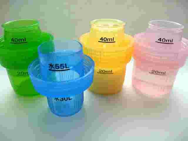 柔軟剤のキャップが4つ並んでいる