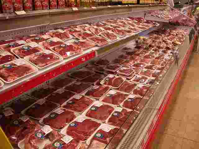 スーパーでラップに包まれ売られている肉