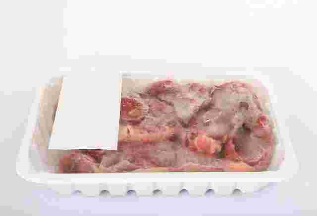 ラップで包んだ肉