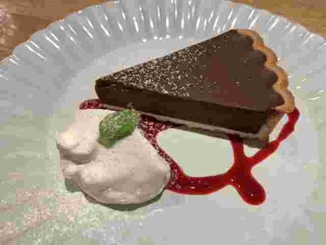 カットされたビターなチョコレートタルト