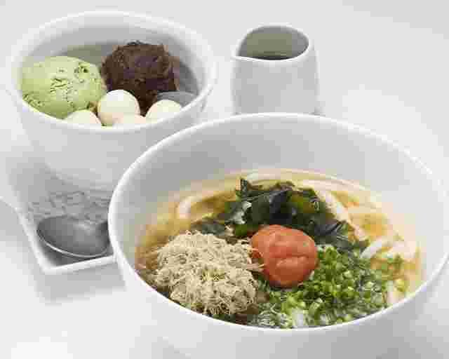 ナナズグリーンティーの梅とろろ昆布うどんと白玉あんみつ