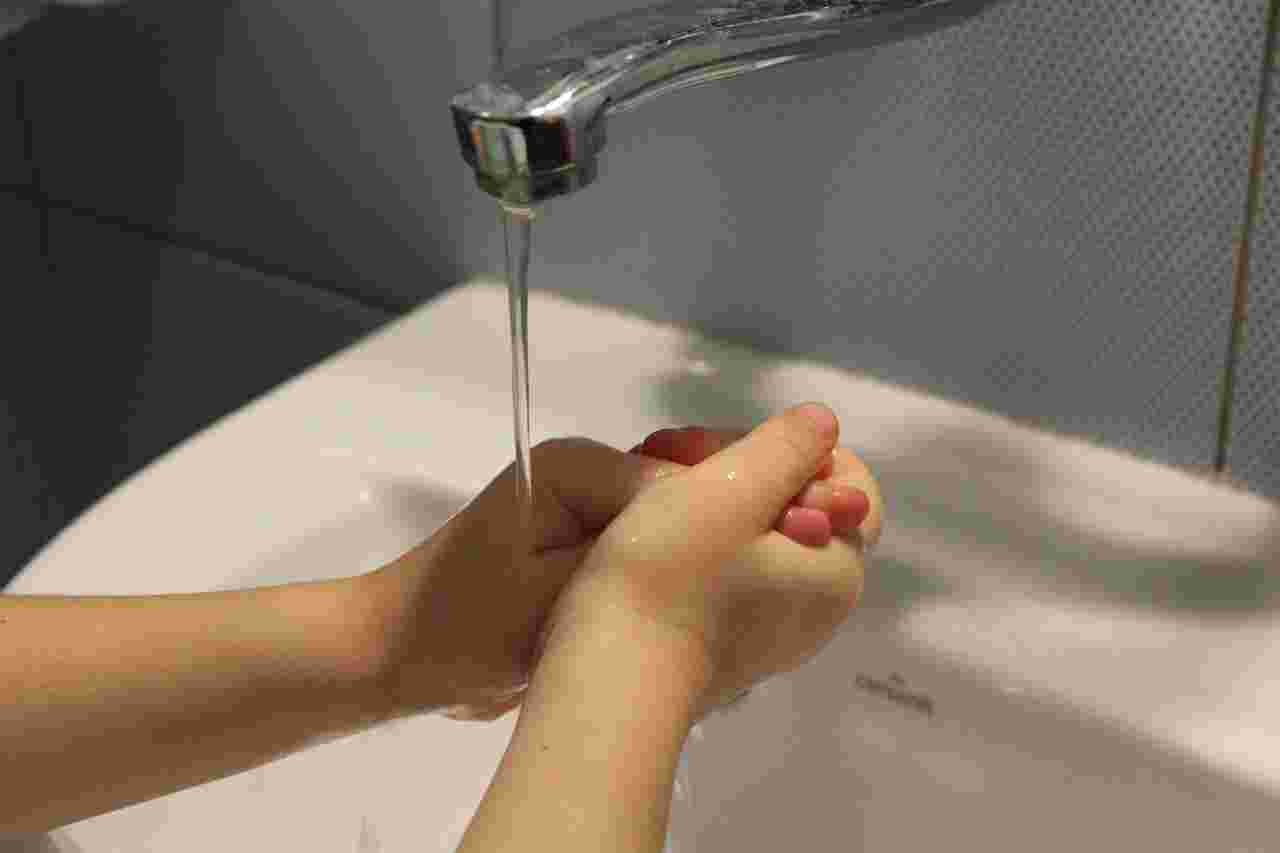 手に水をつけているところ
