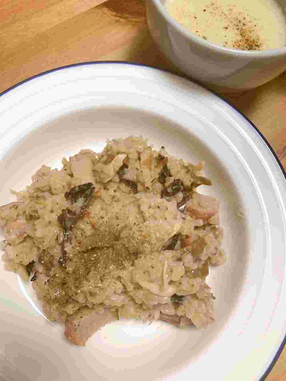 白い器に乗った冷凍ご飯で作ったきのこリゾット