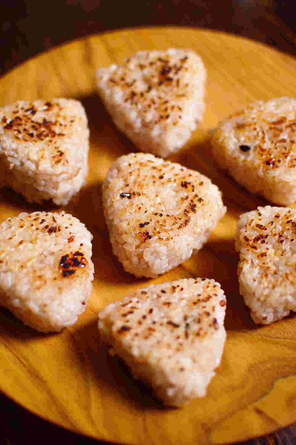 木の器に盛られた焼きおにぎり7つ