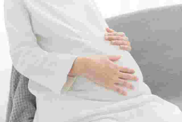 お腹を擦る妊婦の画像