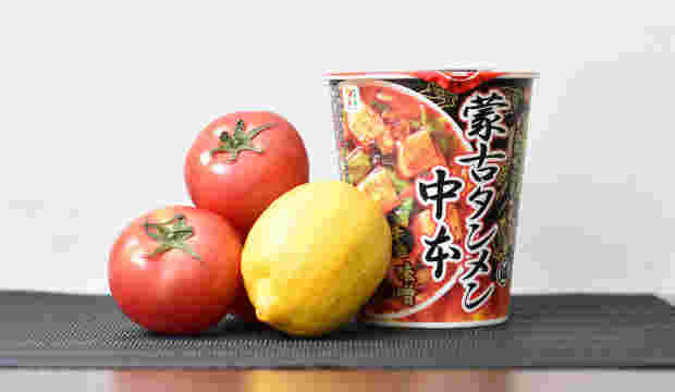 蒙古タンメン中本のカップ麺とトマト&レモンの画像
