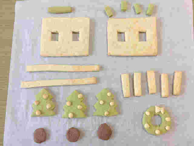 焼き上ったお菓子の家のクッキーパーツ