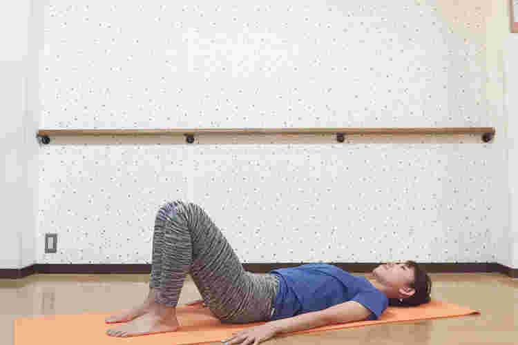 ダイエット効果が期待されるブリッジ体操をする前に仰向けに寝る