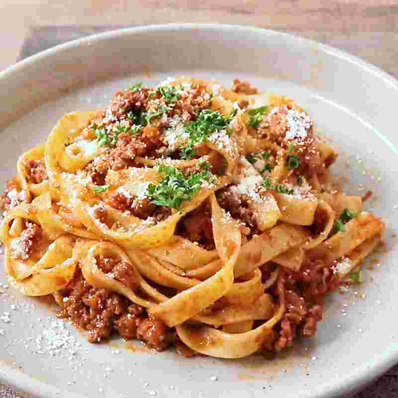 タリアテッレパスタを使用したボロネーゼ