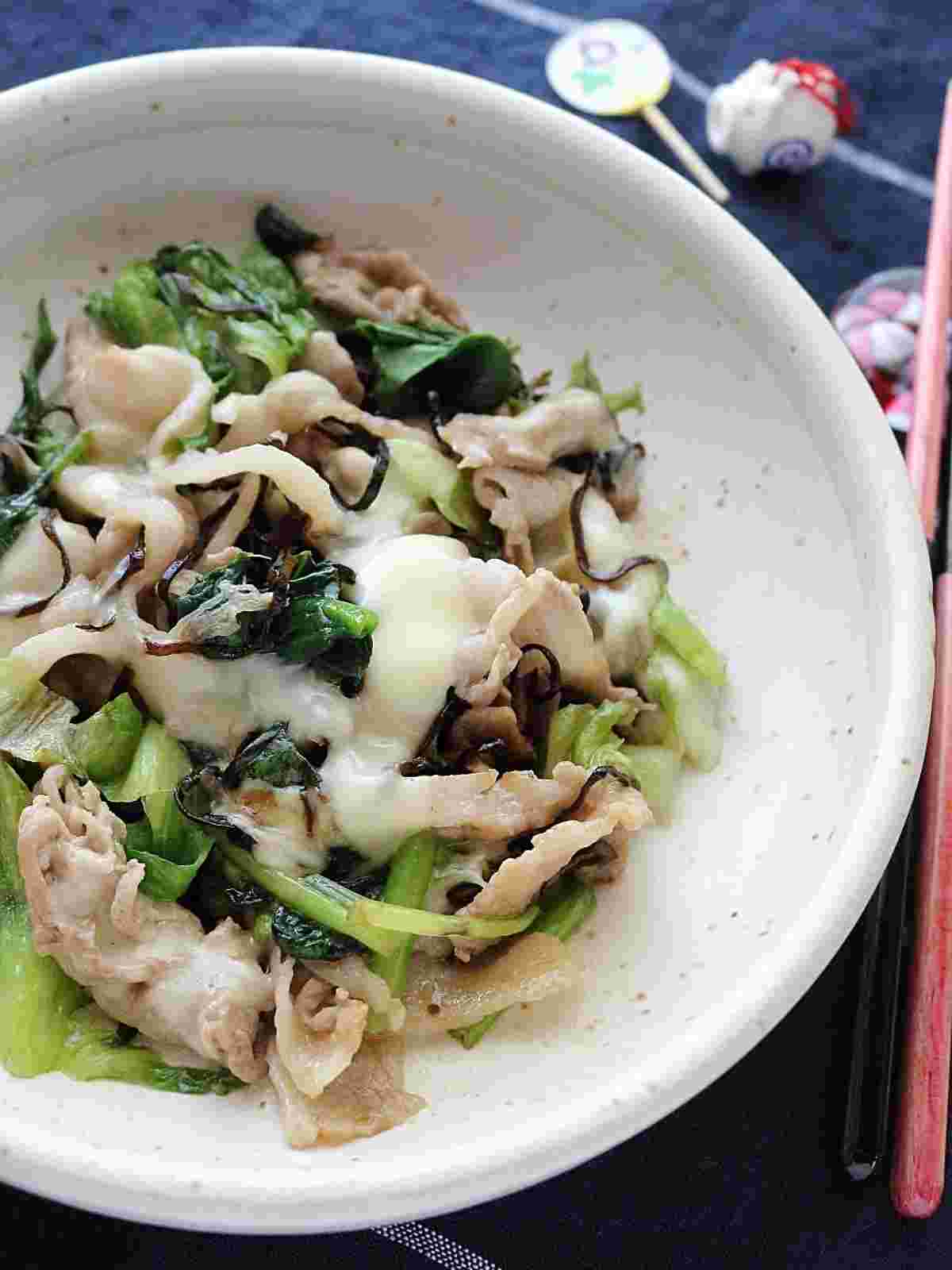 葉物野菜と豚肉のとろけるチーズ炒め