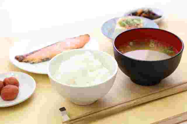 鮭をメインとしたあっさり味の和朝食