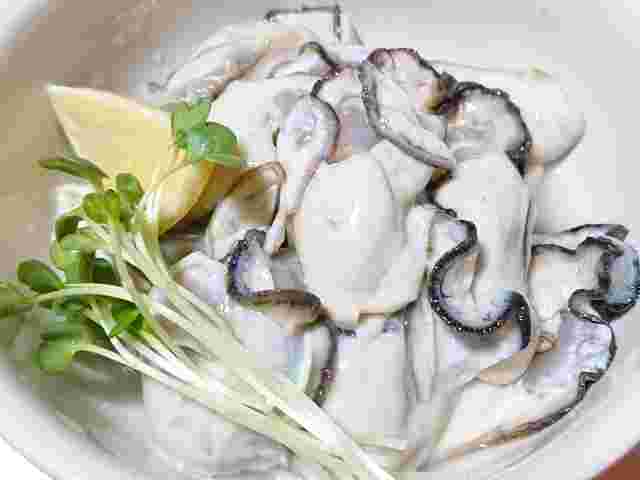 解凍して湯引きをした冷凍牡蠣