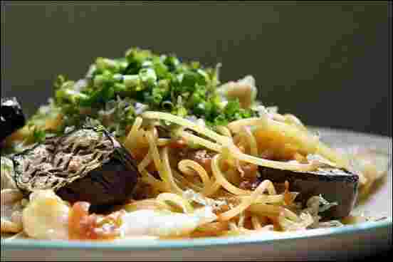梅＆なすとしっとり鶏胸肉のパスタ