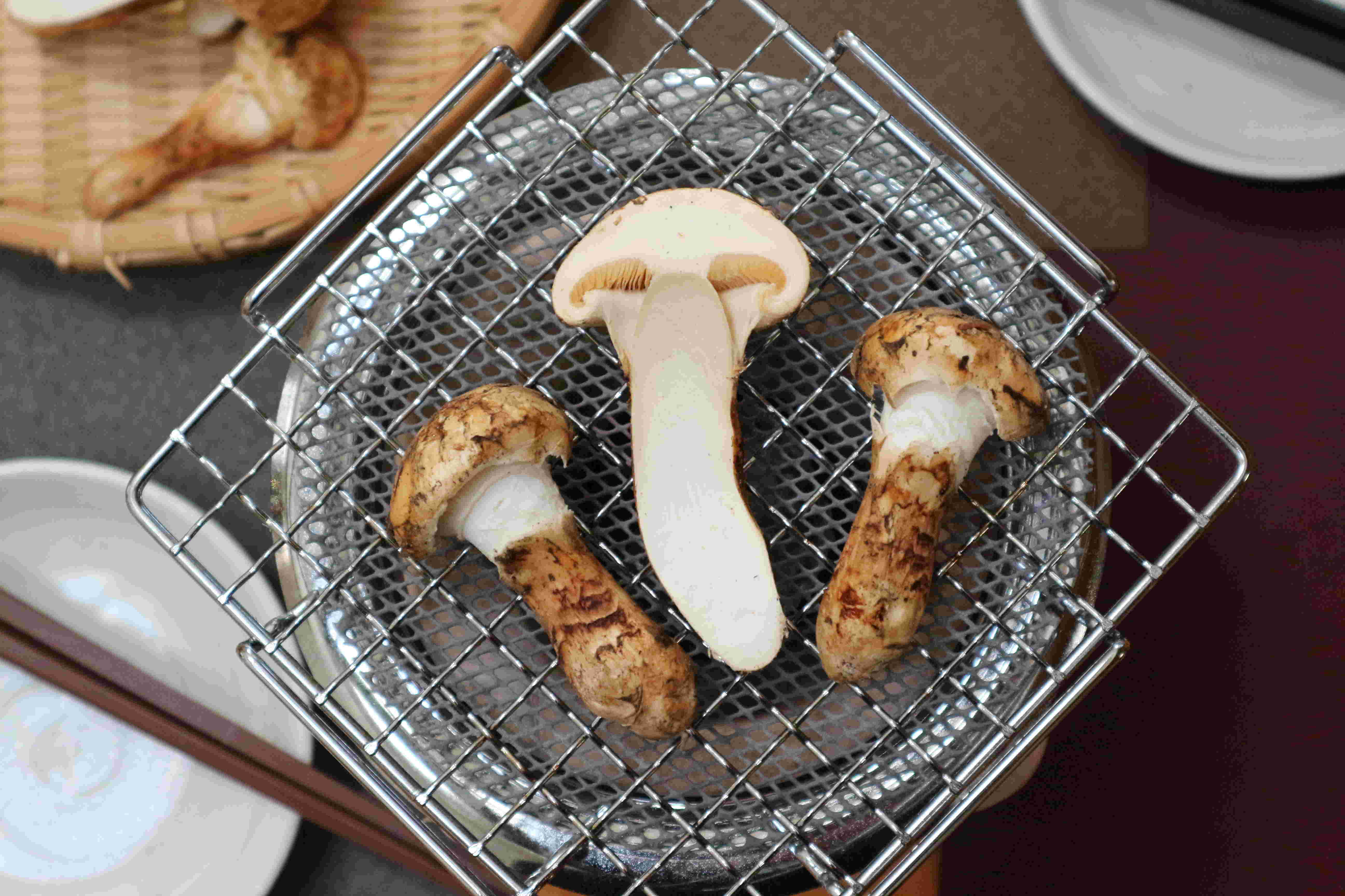 炭火で焼いた松茸