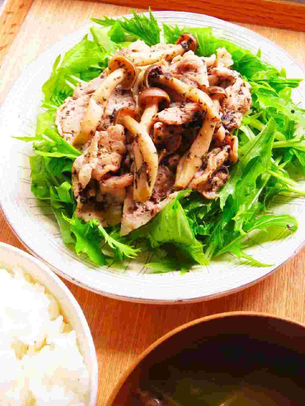 皿に盛られた豚肉としめじのゆかり炒め