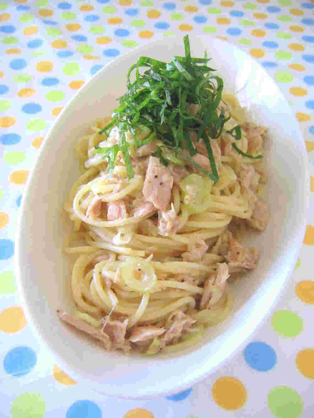 器に盛られたねぎ塩レモンのツナパスタ