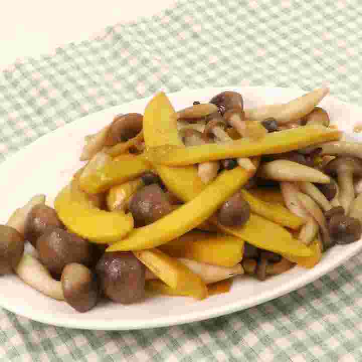 コリンキーとしめじをアンチョビで炒めた物