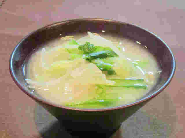 味噌汁の具材の小松菜ともやし