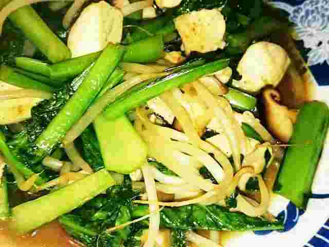 醤油で炒められた小松菜ともやし