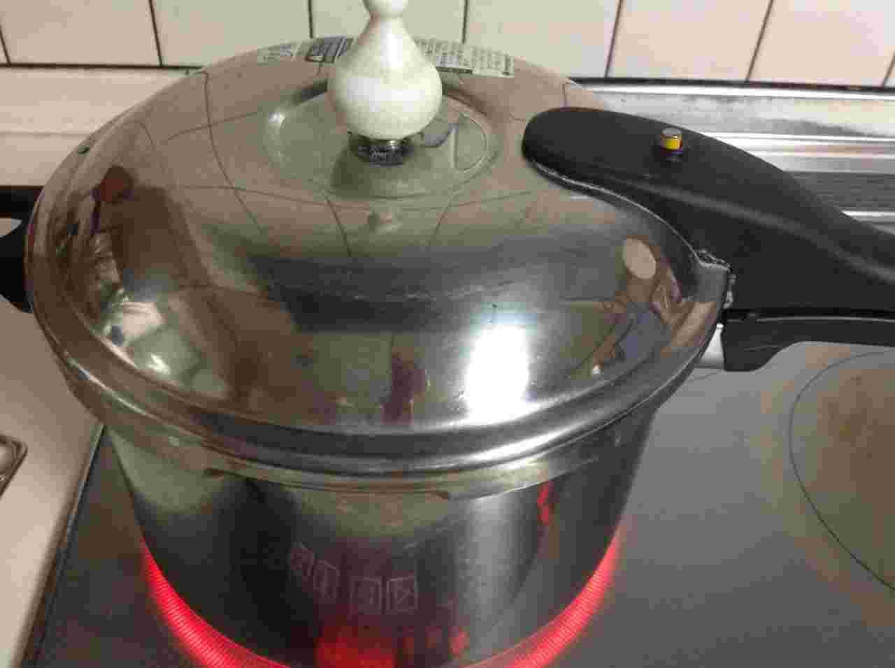 圧力鍋できゃらぶきを作っている様子