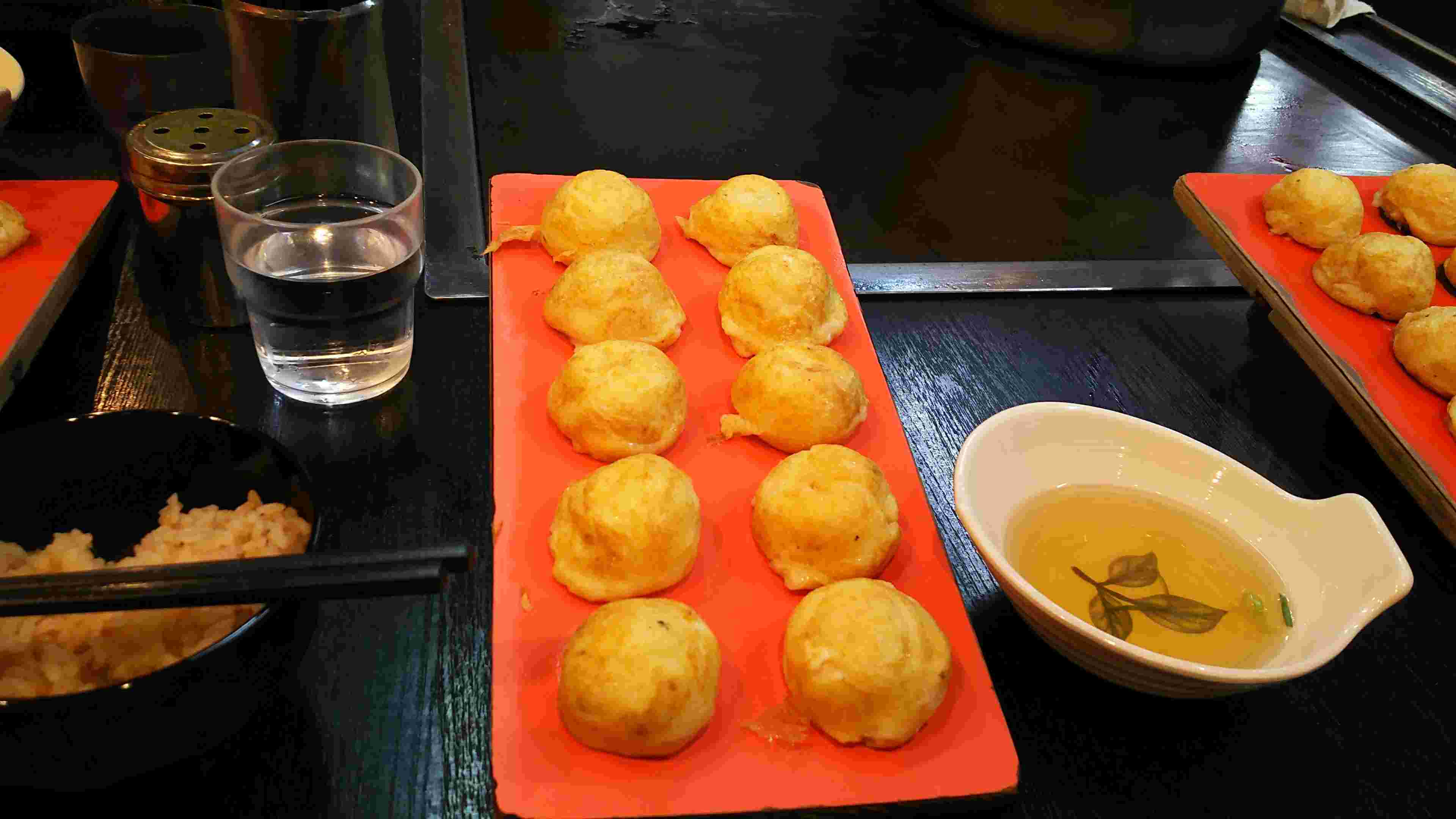 皿に並べた明石焼き