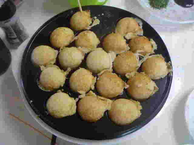 チーズやウインナーを入れた洋風明石焼き