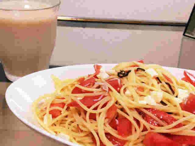 シリコンスチーマー使用トマトと塩昆布の和えるだけ冷製パスタ