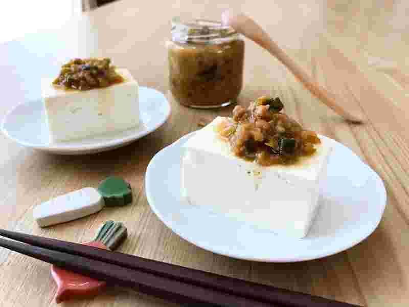 豆腐の上にのっている葉ニンニク