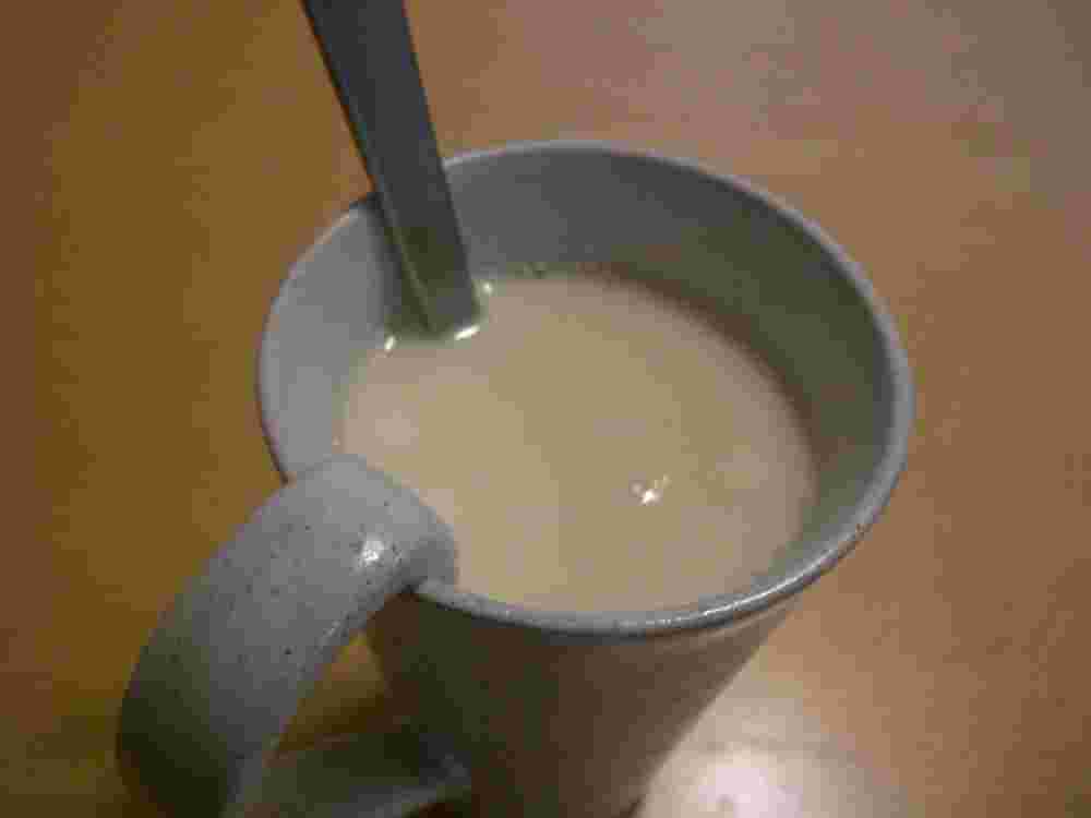 カップに注がれた便秘解消ドリンクの豆乳ヨーグルトパイナップル