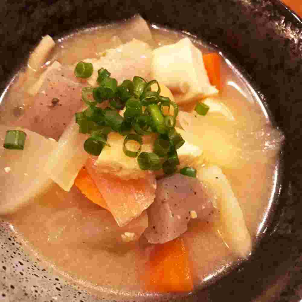 野菜たっぷり具だくさん豚汁