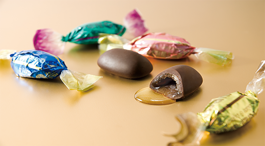 色とりどりの紙に包まれたチョコレートとウイスキーボンボン