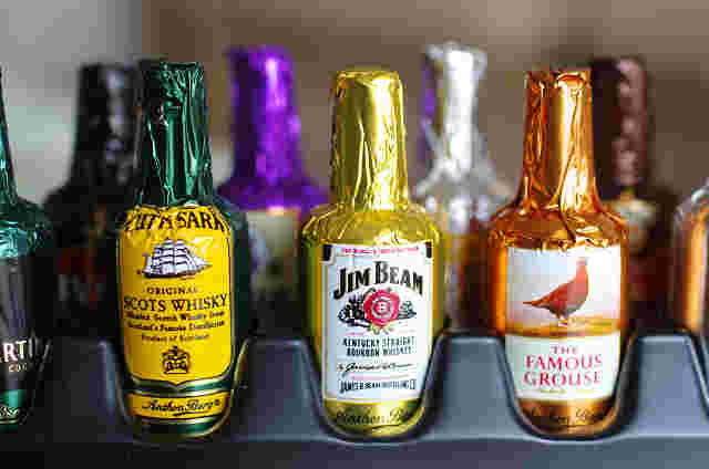 お酒のボトルの形をしたウイスキーボンボンが並んでいる様子