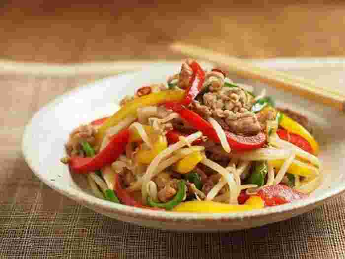 夏野菜を使った「豚肉とパプリカのナンプラー炒め」